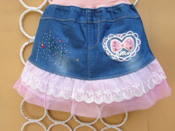 夏季童裝批發(fā)新風(fēng)尚 廣州工廠直銷超可愛蕾絲牛仔褲